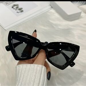Chic Black Cat-Eye Sunglasses